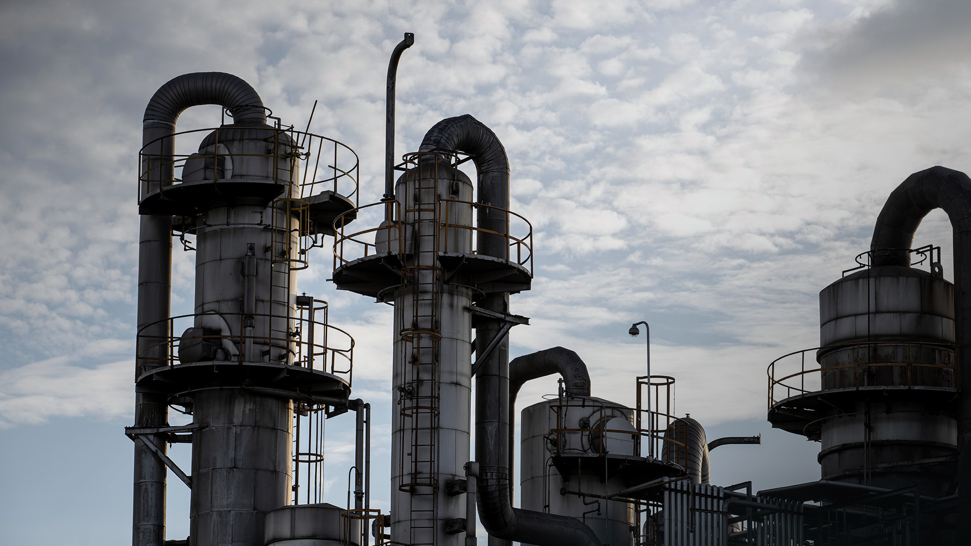 أنابيب نفط وغاز ومحطات ضخ — Oil & gas pipelines and pump stations